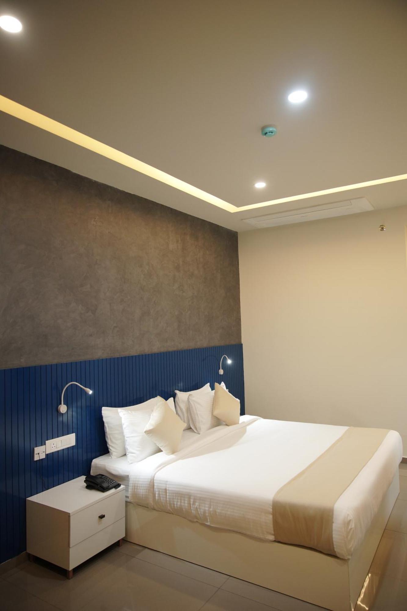 Sreevalsam Grande Hotel Pathanamthitta Exterior photo